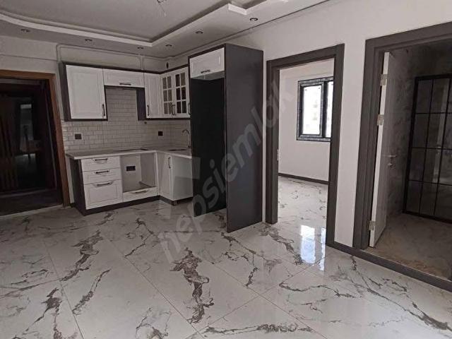 BEYLİKDÜZÜ CUMHURİYET MAH AİLE OTURUMUNA UYGUN MERKEZİ KONUMDA 1+1 DAİREMİZ