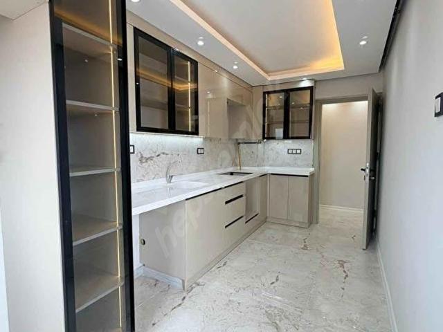 BEYLİKDÜZÜ CUMHURİYET MAHALLESİNDE MERKEZİ KONUMDA METROBÜSE, E 5 YAKIN 3+1 DAİREMİZ