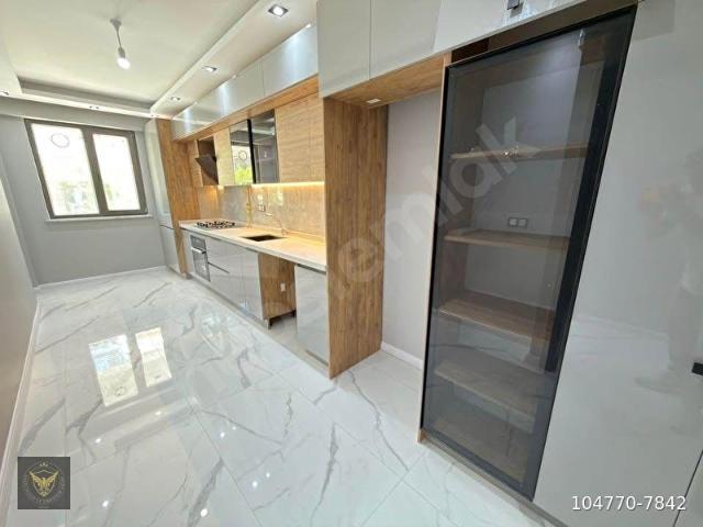 BEYLİKDÜZÜ CUMHURİYET MAHALLESİNDE MERKEZİ KONUMDA METROBÜSE KOMŞU 2+1 DAİREMİZ