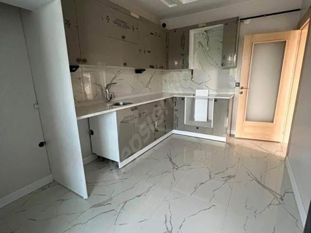 BEYLİKDÜZÜ CUMHURİYET MAHALLESİNDE MERKEZİ KONUMDA METROBÜSE KOMŞU 3+1 DAİREMİZ