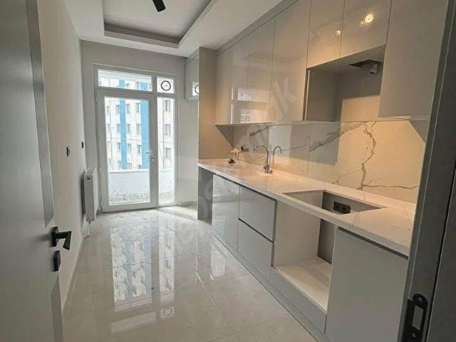 BEYLİKDÜZÜ HASIRCILAR AVM ARKASINDA METROBÜSE YAKIN GENİŞ FERAH 2+1 FIRSAT DAİREMİZ