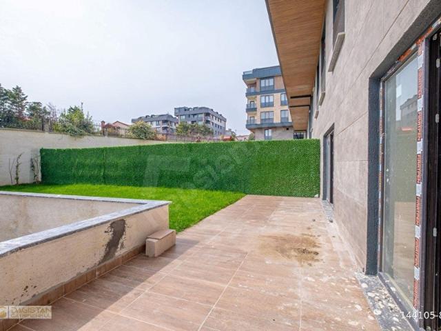 BEYLİKDÜZÜ KAVAKLI'DA KİRALIK 4+2 BAHÇE KATI LÜKS SIFIR DAİRE