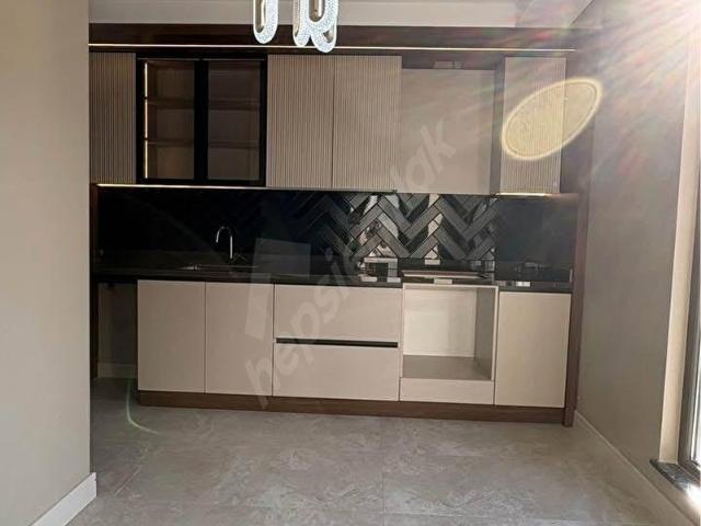 BEYLİKDÜZÜ OSB MAH EBEVEYN BANYOLU GİYİNME ODALI METROBÜSE KOMŞU 2+1 DAİREMİZ