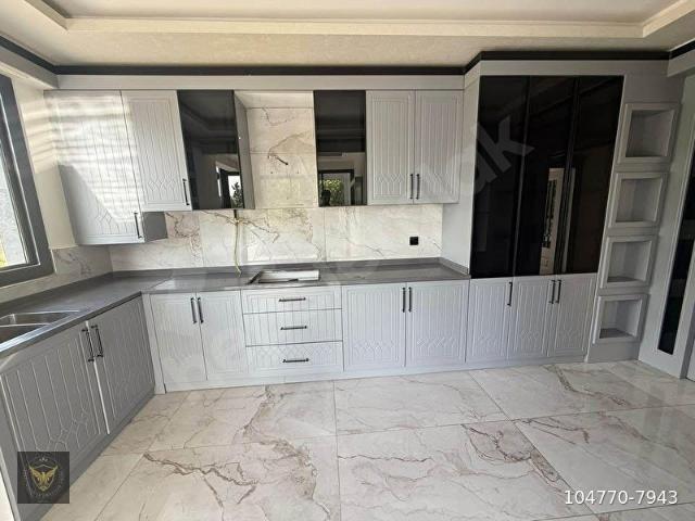BEYLİKDÜZÜ OSB MAH EBEVEYN BANYOLU GİYİNME ODALI METROBÜSE KOMŞU 3+1 FIRSAT DAİREMİZ