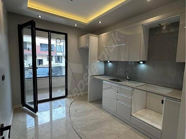BEYLİKDÜZÜ OSB MAHALLESİNDE GENİŞ M2 Lİ MERKEZİ KONUMDA METROBÜSE KOMŞU 3+1 DAİREMİZ