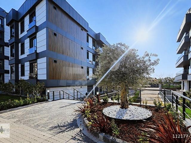 BEYLİKDÜZÜ'NDE KISA KATLI HAVUZLU SİTE İÇERİSİNDE SATILIK DAİRE