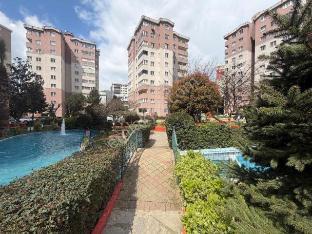 Beylikdüzü Barış Mahallesinde Evrim 2 Sitesinde Satılık 2+1 120 M2 Daire