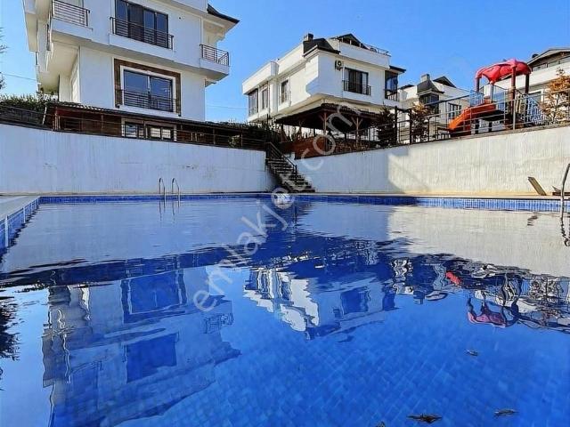 Beylikdüzü Gürpınar'da Varakosya Villarında 8+1 Satılık Villa