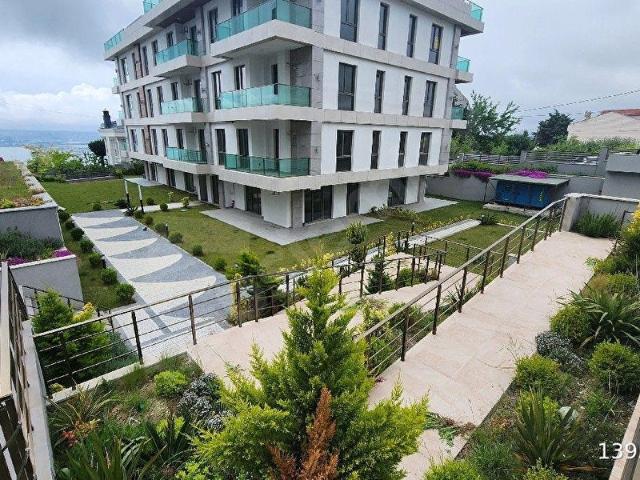 BEYLIKDÜZÜ GÜRPINAR MERKEZİ KONUMDA MANZARALI 1.SINIF SİTE İÇİNDE 1+1 SATILIK ARAKAT