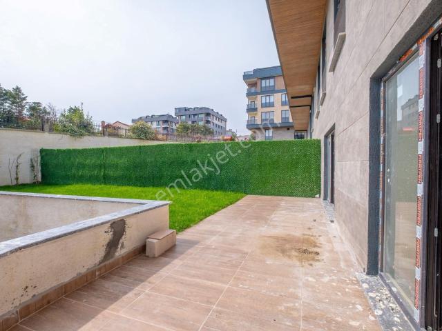 Beylikdüzü Kavaklı'da Kiralık 4+2 Bahçe Katı Lüks Sıfır Daire