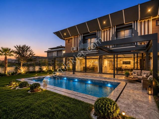 Beylikdüzü Live Yapı'dan Özel Havuzlu Geniş Bahçeli Lüks Villa