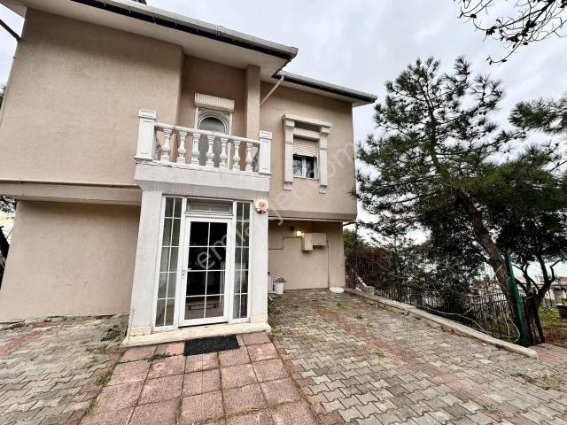 Beylikdüzü Sahilde Site İçi Havuzlu Her Kattan Deniz Man. Villa