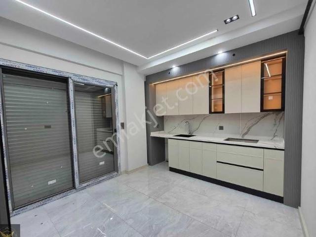 Beylikdüzü Yakuplu Mahallesi'nde Metrobüse Yakın Merkezi Konumda 2+1 Dairemiz