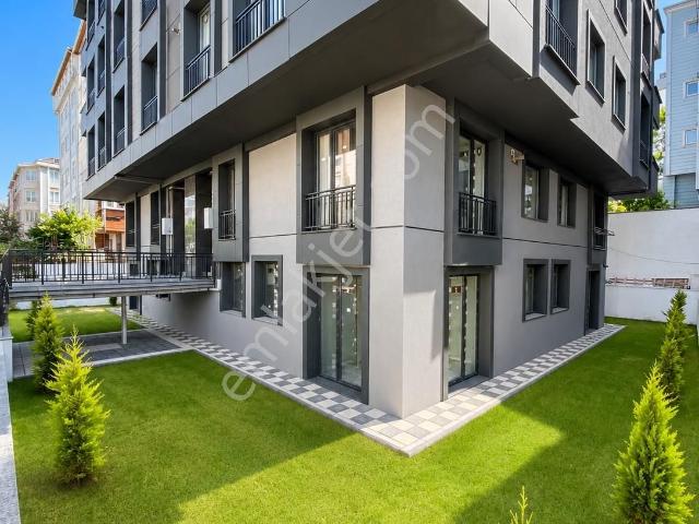 Beylikdüzü'nde Özel Peyzajlı Geniş Bahçeli Sıfır Daire