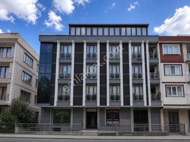 Beylikdüzü'nde Ana Cadde Üzerinde Satılık 2+1 Daire