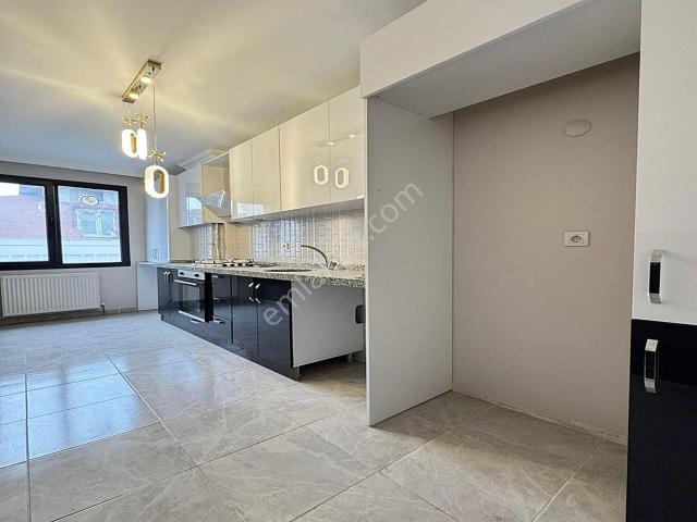 Beylikdüzünde Krediye Uygun Yeni Bina Balkonlu 2+1 Satılık Daire