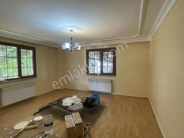 Beylikdüzü'nde 4+1 Yüksek Giriş Kat Kiralık Daire