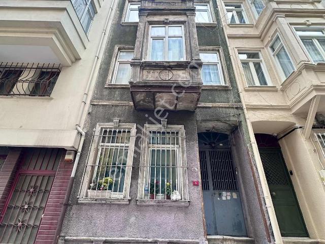 Beyoğlu Merkezde 6 Katlı Tarihi Eser Komple Satılık Bina