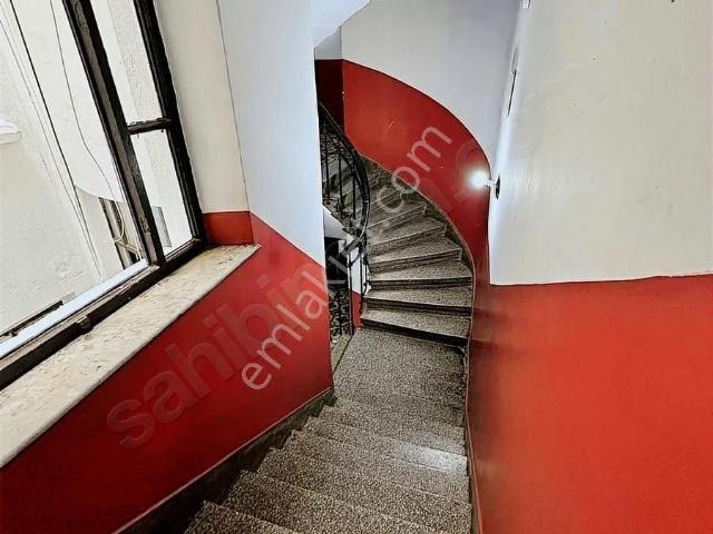 Beyoğlu Galata Tarihi Binada 2+1 Yatırıma Uygun Fırsat Daire