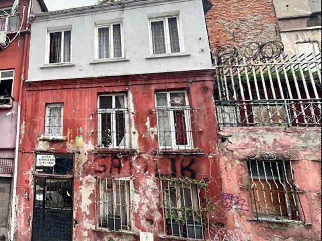 BEYOĞLU YENİŞEHİR MAHALLESİNDE 60,27 M2 KONUT İMARLI KARGİR EV