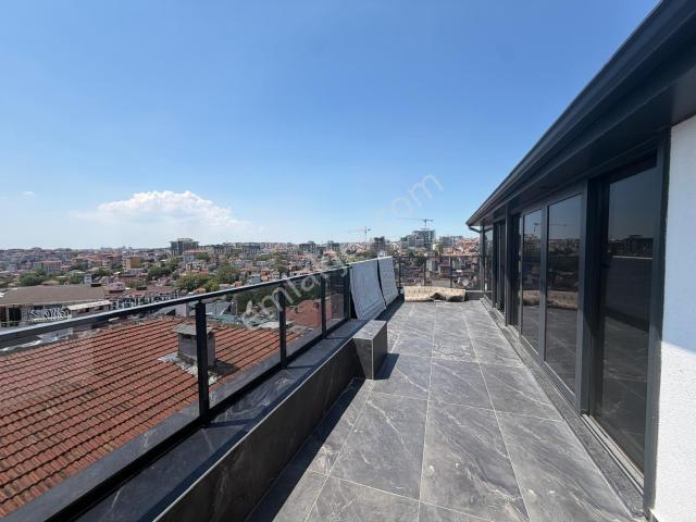 Beyoğlu'nda Eşsiz Deniz Manzaralı Terasıyla 3+2 Dubleks