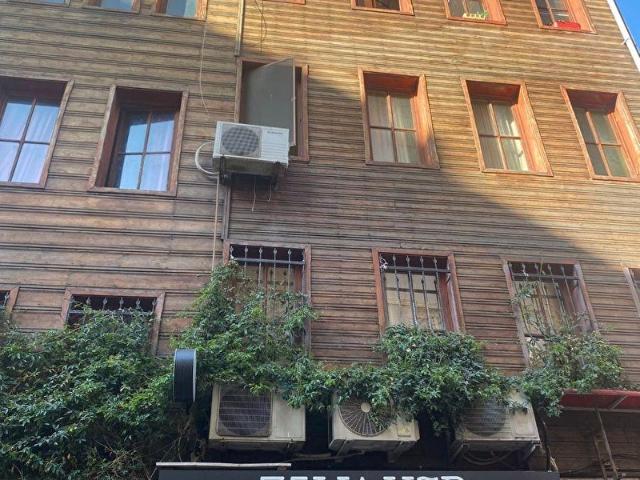 BEYOGLU TURNACIBAŞINDA HARİKA LOKASYONDA SATILIK BİNA