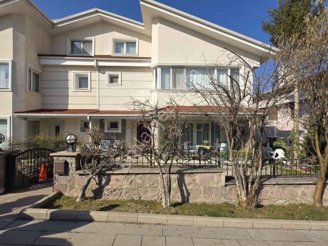 Beysukent'in En Güzel Lokasyonunda 300 M2 Satılık Villa İşyerine De Uygun