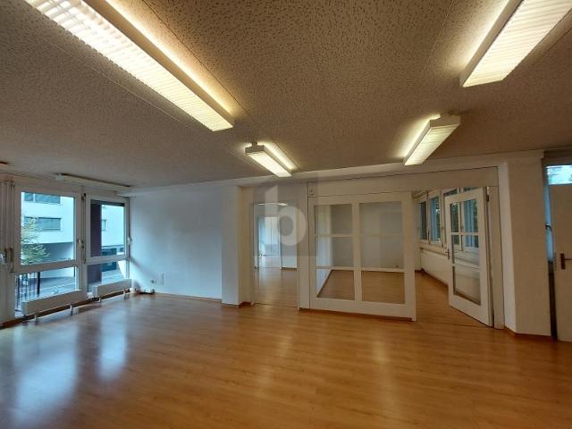 BEZUGSBEREITES BÜRO IM BELEBTEN ORTSKERN