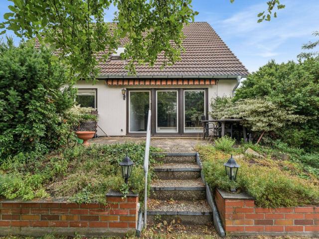Bezugsfrei Großzügiges Mehrgenerationen Einfamilienhaus mit Garten und Vollkeller in Mariendorf
