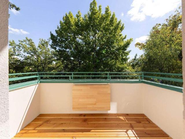 BEZUGSFREI: Kernsanierter Altbautraum mit 5 Zimmern, 2 Bädern, 2 Balkonen und 0 Provision