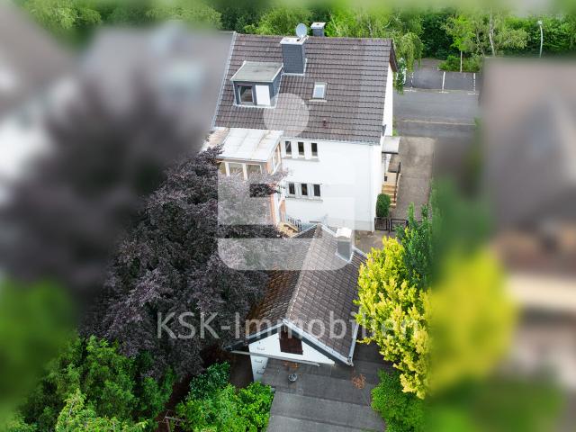 Bezugsfrei: Leerstehendes Zweifamilienhaus mit tollem Grundstück in zentraler Lage von Wesseling!