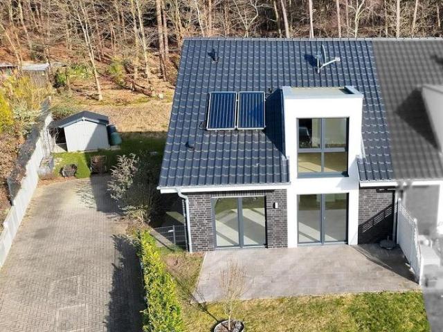 Bezugsfrei & provisionsfrei – moderne DHH BJ 2021