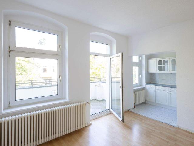 Bezugsfreie 2 Zimmer Altbauwohnung mit traumhaftem Balkon in ruhiger Seitenstraße!
