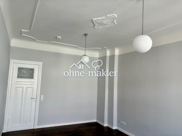 Bezugsfreie 2 Zimmer Altbauwohnung nahe Volkspark Friedrichshain mit Balkon und Fernsehturmblick
