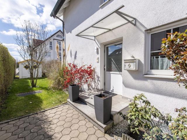 Bezugsfreie, charmante 2,5 Zimmer Gartenwohnung auf 2 Etagen zzgl. Hobbyraum