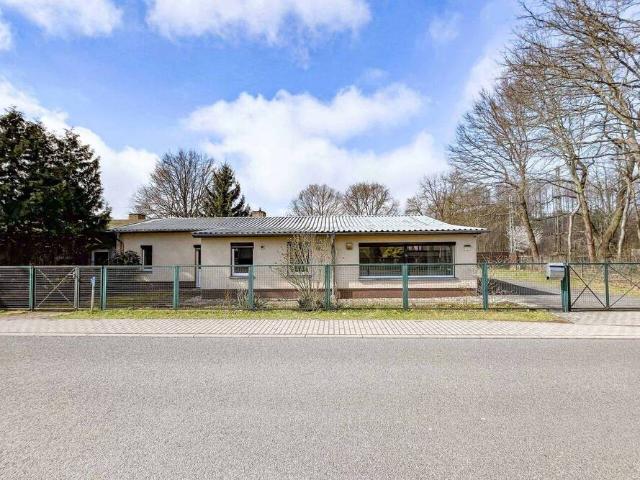 Bezugsfreies Einfamilienhaus mit 2 Gewerbeflächen, großer Garage und Ausbaupotenzial