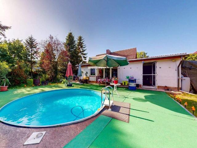 Bezugsfreies Einfamilienhaus mit großem Garten, Süd Terrasse & Pool