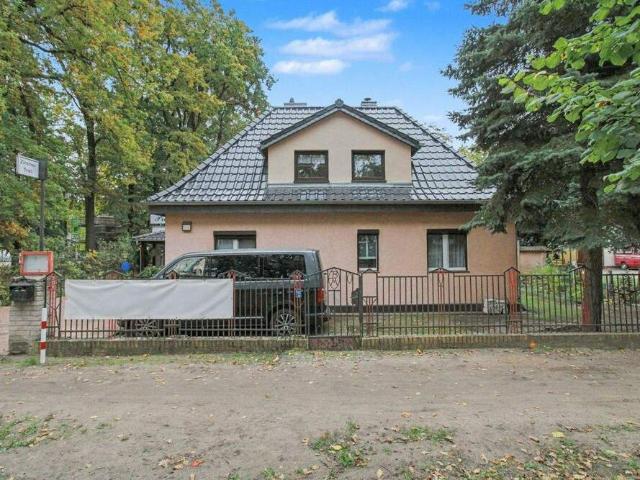 Bezugsfreies Einfamilienhaus mit Nebengebäude, großem Garten & Pool vielseitig nutzbar!