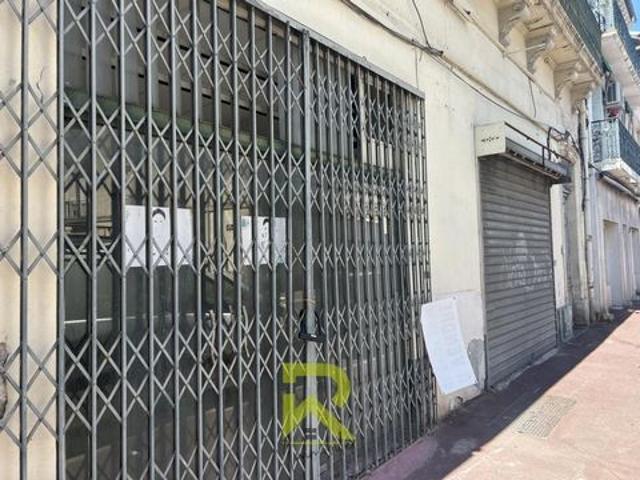 Béziers centre ville local commercial de 160m2 sur une avenu