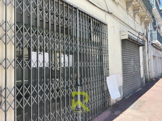 Béziers centre ville local commercial de 160m2 sur une avenu