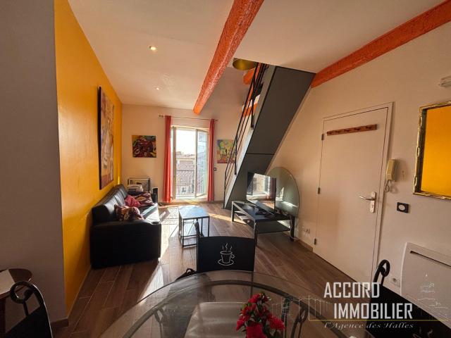 Béziers centre historique ! Superbe duplex T2 bis donnant sur une place proche de la mairie
