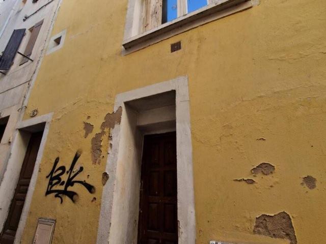 Béziers quartier Madeleine maison vétuste 3 plateaux à rénover i