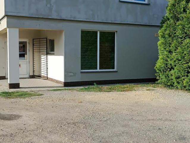 Bezpośrednio przy ruchliwej drodze, z parkingiem!