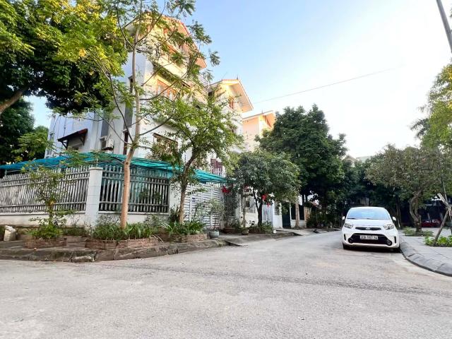 Biệt thự lô góc Sài Đồng, 3 mặt vỉa hè, ôtô tránh, view công viên cây xanh