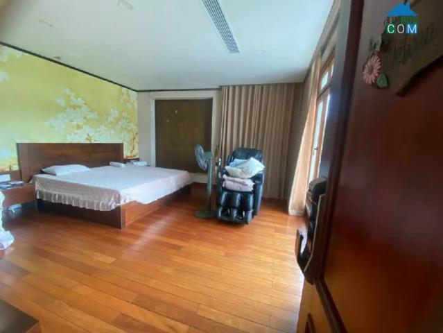 Biệt Thự Phố Vip Nguyễn Sơn 220m, Mt12m, Sân Vườn, Ô Tô Tránh Các Ngả, Dân Trí Cao