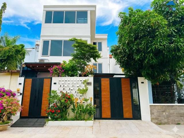 Biệt Thự Sân Vườn Khu Bộ Công An Q7 3 Tầng 9X17M 18,5 Tỷ. Lh: 0904523 Phương Nhà Nhiều