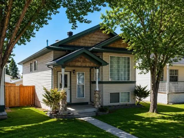 Bi level home and double Garage in Mckenzie Lake