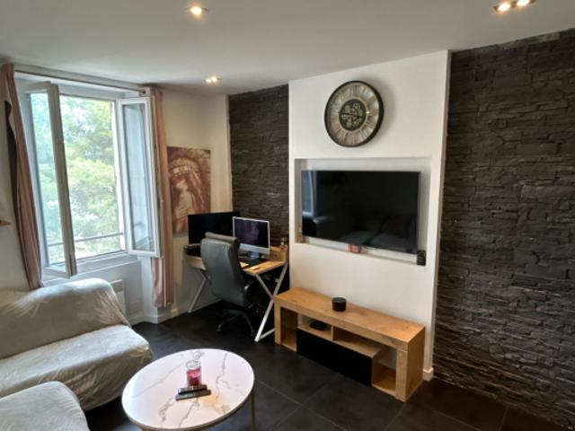 BIOT APPARTEMENT 3 PIECES RENOVE AVEC GOUT CENTRE VILLA