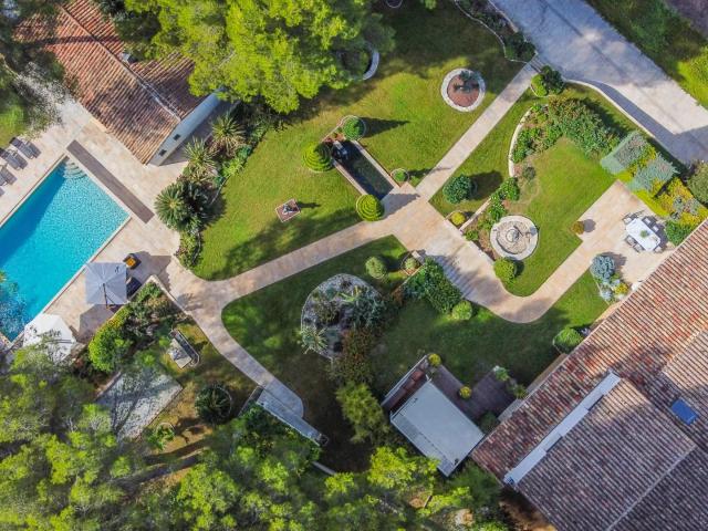 BIOT – Belle propriété avec piscine et maison d'amis Quartier résidentiel