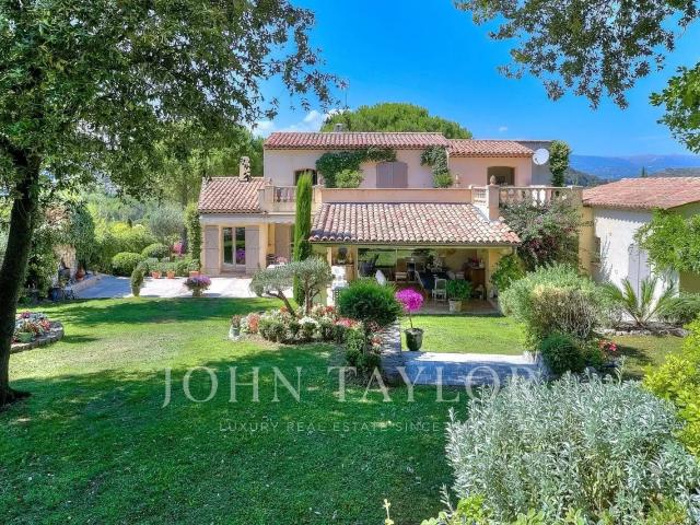 Biot Charmante villa en position dominante avec jardin exceptionnel et piscine